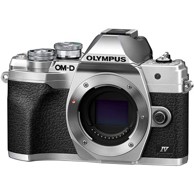 OLYMPUS Digitalni fotoaparat E-M10 IV 1442 kit, srebrni