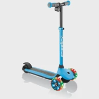 GLOBBER Romobil One K E-Motion Plus 4 Plus svijetlo plava sa svjetlećim kotačima