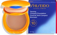 SHISEIDO Kompaktni puder za samopotamnjenje SPF 10