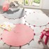 DOUCEUR D'INTÉRIEUR Svijetlo sivi okrugli tepih ø 90 cm Pompomparty