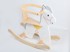Drveni konjić za ljuljanje sa zaštitnom ogradom Bijeli