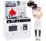 Velika drvena kuhinja, svjetlo, zvuk, pribor