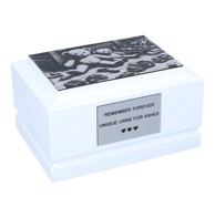 Dječja urna, ugravirana s igračkama, personalizirana, bijela