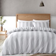 CATHERINE LANSFIELD Bijela/siva posteljina za bračni krevet/za produženi krevet 230x220 cm Cove Stripe 