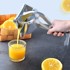 COOL MANGO Ručna preša za voće Squeezly, s polugom i uklonjivim dijelovima