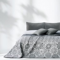DECOKING Bijelo-sivi dvostrani prekrivač od mikrovlakana Alhambra, 260 x 280 cm