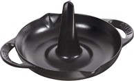STAUB Pekač za piletinu, lijevano željezo, 24 cm, s pladnjem i 2 izljeva