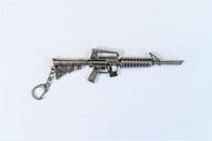 Privjesak za ključeve u obliku puške, metalni