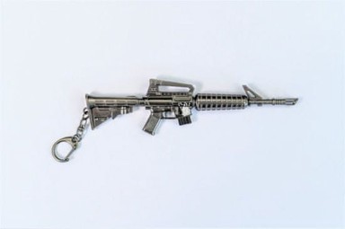 Privjesak za ključeve u obliku puške, metalni