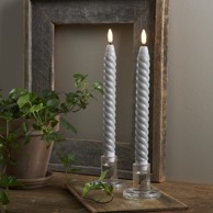 STAR TRADING Set od 2 sive voštane LED svijeće Flamme Swirl Antique, visina 25 cm