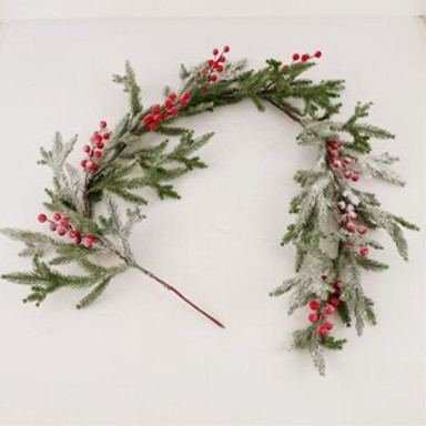 Božićna girlanda s borovim grančicama i crvenim bobicama 136 cm